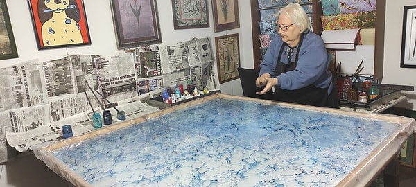 Ebru sanatıyla ilk karşılaşmanız nasıl gerçekleşti? Bu sanat sizi hangi yönleriyle kendine çekti?