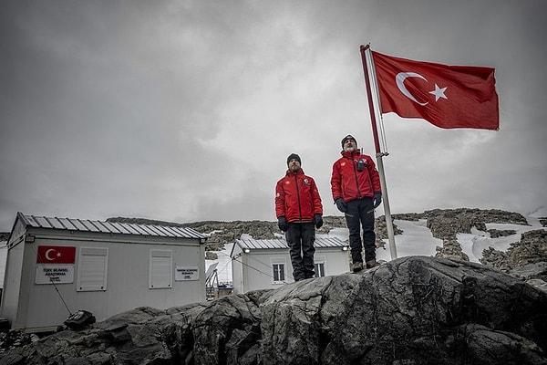 Antarktika, uluslararası hukukta hiçbir devlete ait olmayan ancak belirli bir yönetim sistemine tabi olan bir bölge niteliği taşıyor.