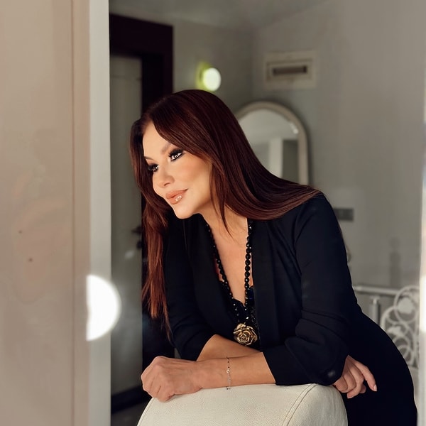 Deniz Seki’nin dillere pelesenk olan “Doyamadım” şarkısı, yıllarca bir aşk hikayesinin ürünü sanıldı.