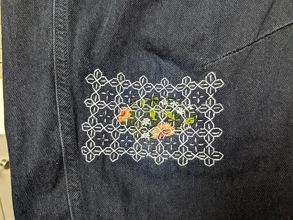 Eskimiş kıyafetini farklı bir teknikle onardı, sonuç oldukça dikkat çekici