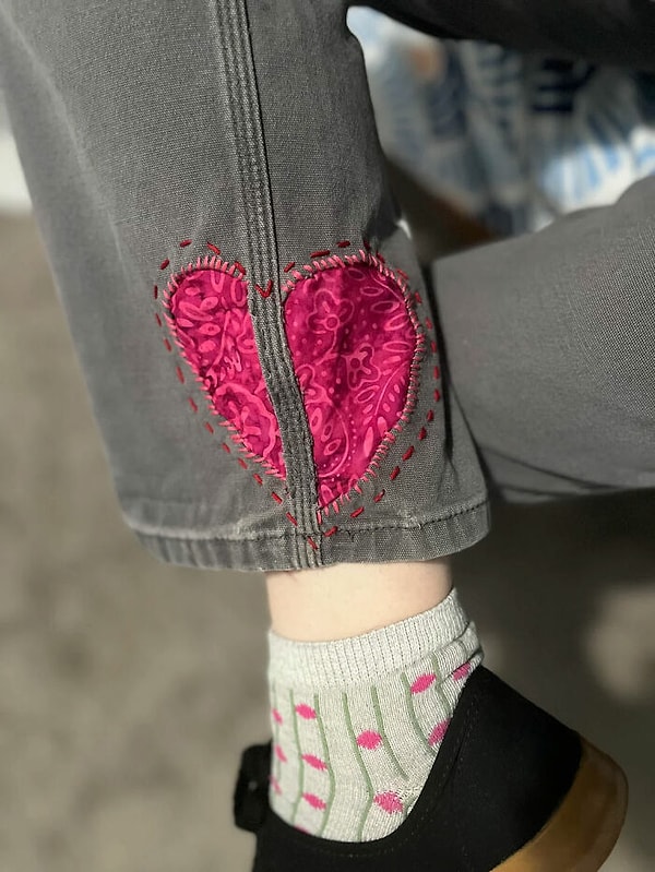 Boyayla lekelenmiş eski pantolonunu kalp detayıyla daha eğlenceli hale getirdi! 😍