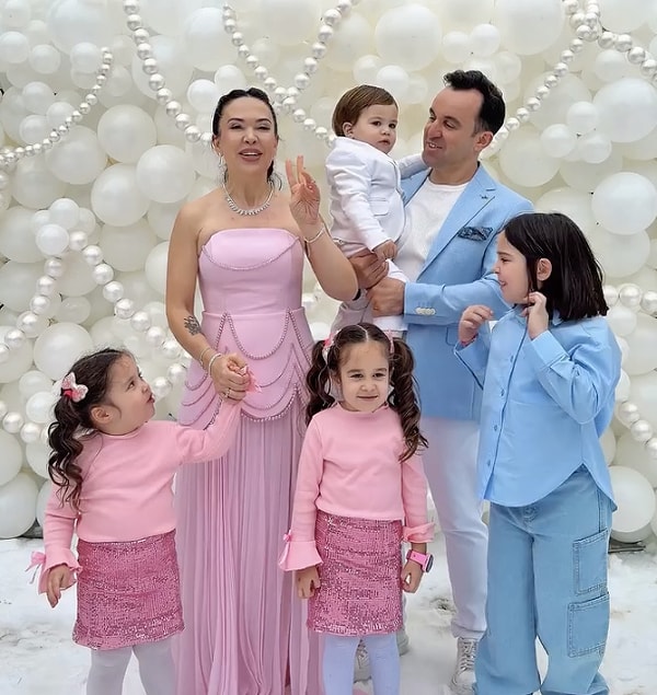 Sosyal medyada paylaşımları ve “yok artık” dedirten detaylarıyla adeta kendi reality şovunu yaratan Özlem Öz, son yılların en çok konuşulan fenomenlerinden biri haline geldi.