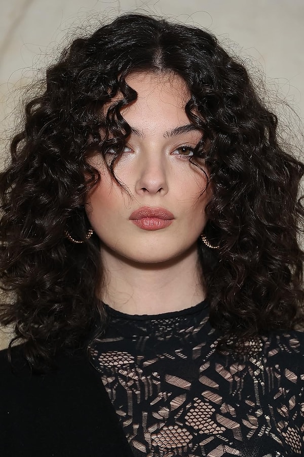 Şimdilerde 21 yaşında olan Deva Cassel'ın gündeme oturmasının sebebi ise tabii ki güzelliği!