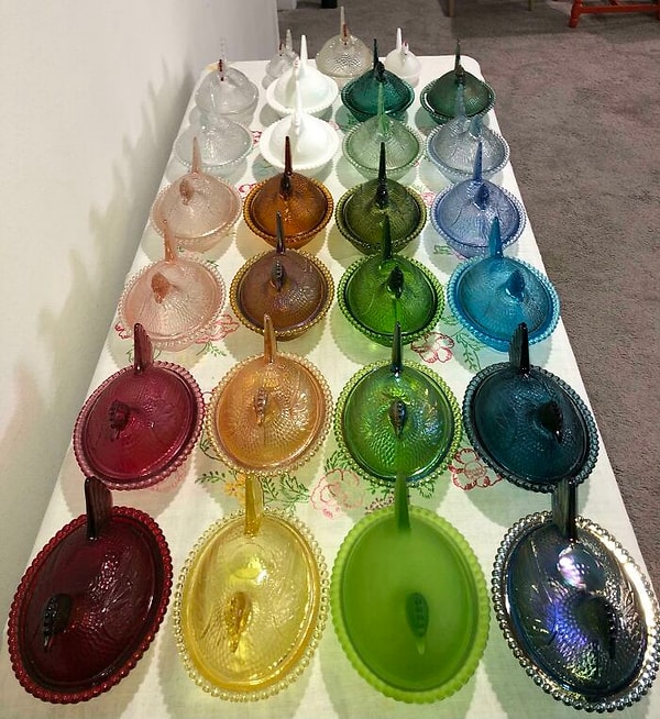 13. Renkli camdan yapılmış kapaklı tavuk figürleri.