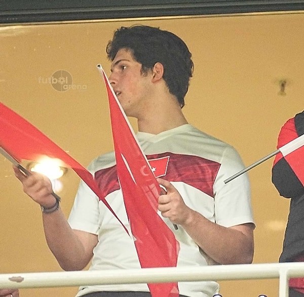 Mert Hakan yazılı formayla statta.