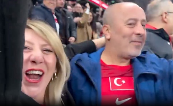Saha içindeki bu uyumlu iş birliği Türkiye’yi sevince boğarken, galibiyetin mimarlarından Arda Güler’in ailesi de tribünde duygu dolu anlar yaşadı.