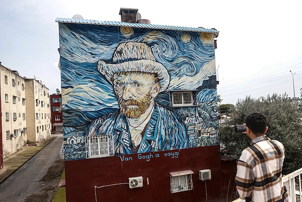 Ressam Nazife Bilgin Hazar’ın imzasını taşıyan çalışmalarla birlikte, daha önce bakımsız bir görünüme sahip olan yapılar renkli ve estetik bir görünüme kavuştu.