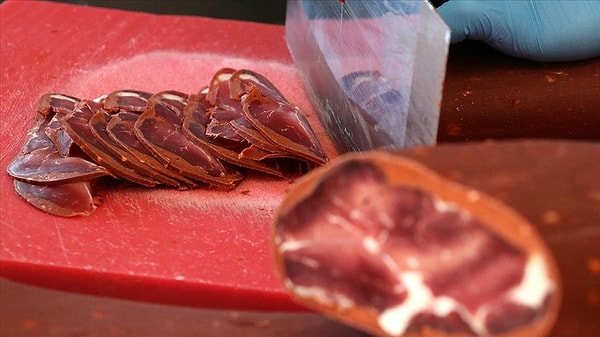 Kayseri pastırması AB’den coğrafi işaret aldı. AB'den Kayseri pastırması açıklaması geldi.