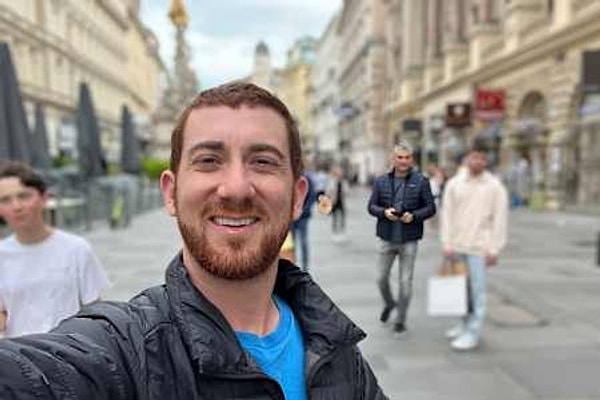 Binsky’nin hikâyesini farklı kılan nokta, seyahatlerini klasik bir turistik deneyimden çıkarıp, izlenebilir ve paylaşılabilir içeriklere dönüştürmesi oldu.