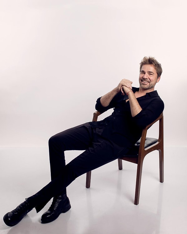 Hem oyunculuk hem de yakışıklılık olarak değerlendirildiğinde Türkiye'nin en beğenilen oyuncularından olan Engin Altan Düzyatan gündemden düşmüyor.