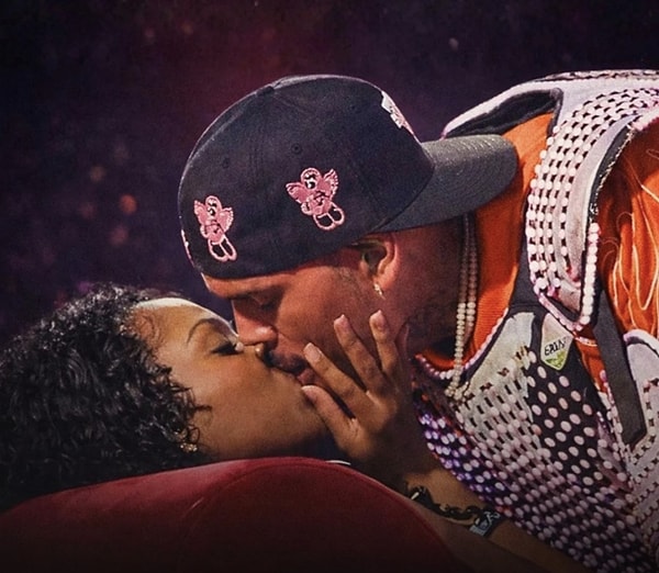 Yine bu kez de sahnede yaşanan bir olay; bir nevi skandalla gündeme bomba gibi düştü.