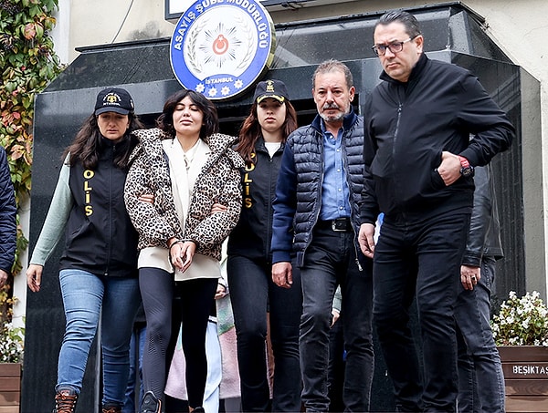 Dosyanın en çarpıcı başlıklarından biri ise Nihal Candan’la ilgili oldu. 2025 yılında hayatını kaybeden Candan hakkında açılan davanın, ölümü nedeniyle düşürülmesine karar verildi.