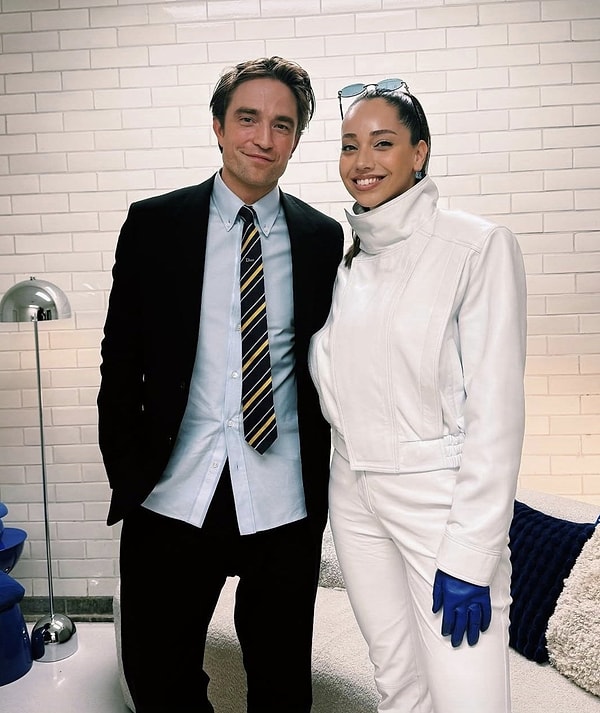 Edward Cullen ile hafızalara kazınan Robert Pattinson’la yan yana gelen Özacar’ın fotoğrafı ilk anda hepimize bir şok geçirtti.