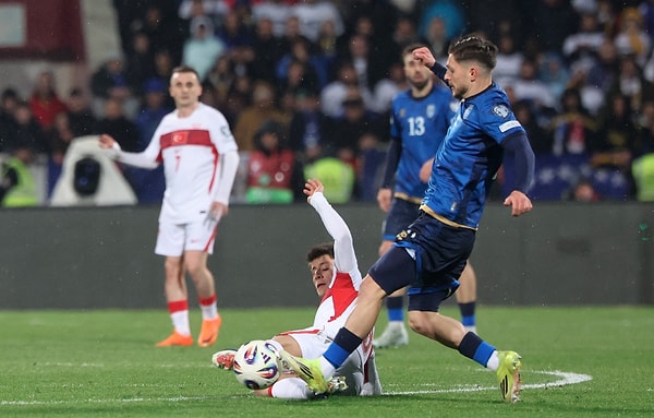 İlk yarının son anlarında tempo yükseldi.