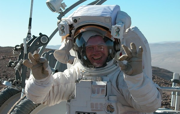 Astronotlar, Dünya'ya döndüklerinde kapsüllerinden sedyeyle çıkartılıyor.