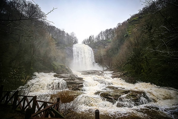 Bahar yağmurları şelalede tam bir görsel şölen oluşturdu.