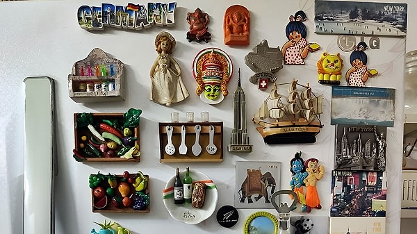 Her ne kadar sıradan ve zararsız bir alışkanlık gibi görünse de, uzmanlar buzdolabı üzerinde fazla ve güçlü magnet kullanımından kaçınılması gerektiğini belirtiyor.