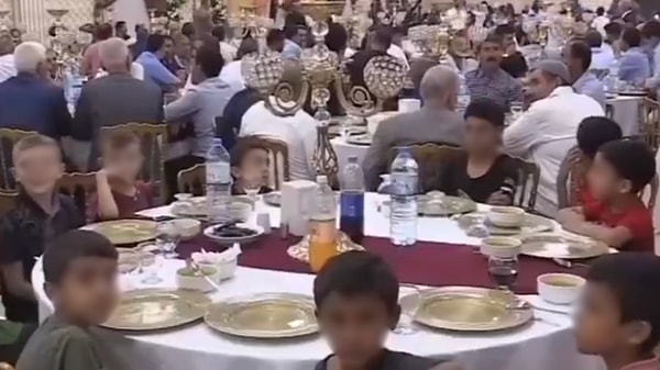 Konuklar düğüne 100 yetim getirdi.