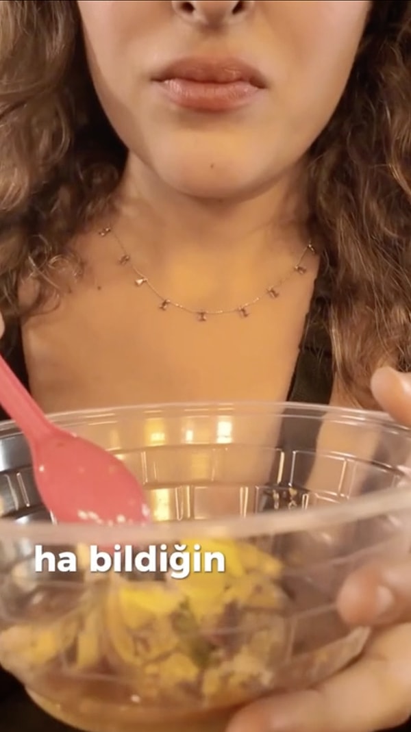 Pazardaki tezgahlarda pişen embriyoları gören içerik üreticisi, başlangıçta cesur bir tavır sergilese de yemeğin görüntüsü karşısında şaşkınlığını gizleyemedi.