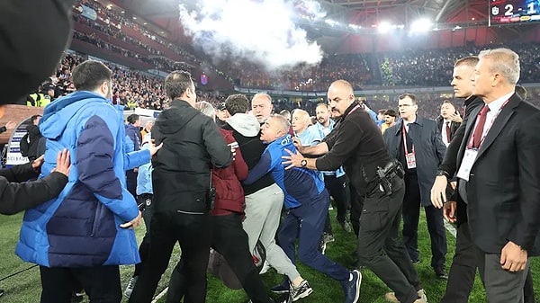 Trabzonspor resmi bir açıklama yayınlayarak Abdülkerim Bardakçı'nın olayları "provoke" ettiğini söyledi: