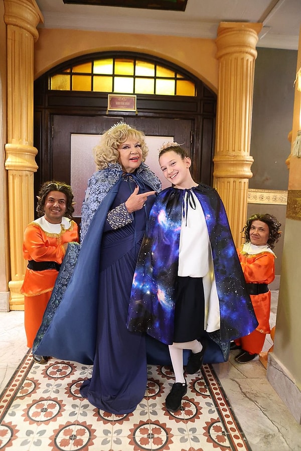 Gözlerden uzak büyüyen ve bugüne kadar magazinden uzak bir hayat süren Serra’nın, babaannesinin izinden giderek oyunculuğa adım attığı ortaya çıktı.