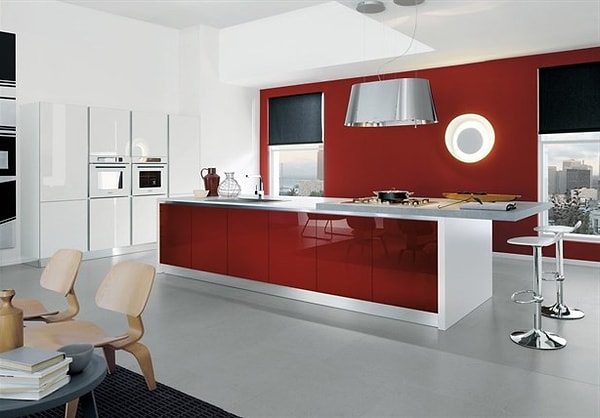 Kırmızı mutfakta iştah kabartmaya fazlasıyla yetiyor.