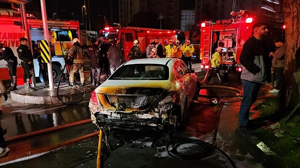 Yangın, 04.30 sıralarında Beşiktaş Balmumcu Mahallesi Barbaros Bulvarı üzerinde bulunan 4 katlı binanın giriş katında bulunan oto galeride park halinde bulunan otomobilde meydana geldi.