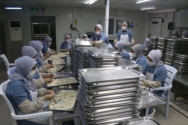 Adana’nın merkez Sarıçam ilçesinde kurduğu imalathanede günlük yaklaşık 200 kilogram üretim yapan Kapukaya, 2019 yılında ürünlerini deneme amacıyla zincir marketlere gönderdi.