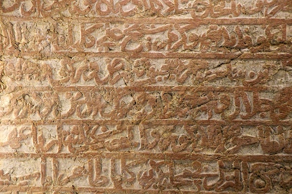 Amasya’da yıllarca sıradan bir kaya zannedilen ve üzerine gelişigüzel yazılar yazılarak zarar verilen bir yüzeyin aslında 15. yüzyıla uzanan önemli bir tarih taşıdığı ortaya çıktı.