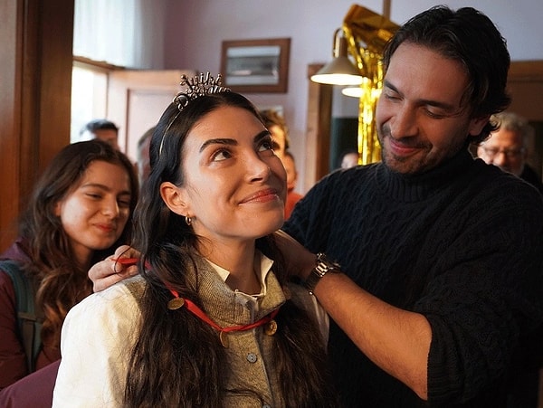 Taşacak Bu Deniz'in Esme'si Deniz Baysal'a sette sürpriz doğum günü yapıldı.