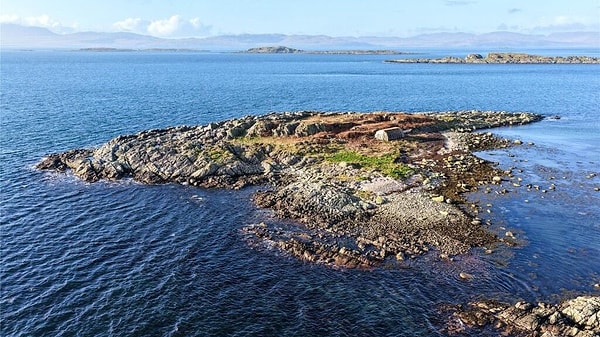 Ada stratejik konumu ve panoramik manzarası ile öne çıkıyor.