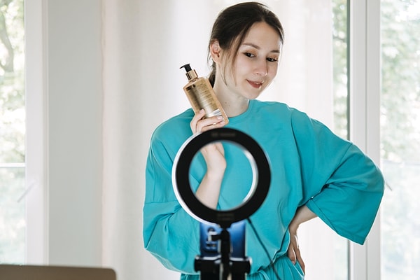 Parasosyal ilişkiler yanıltıcı bir konfor oluşturuyor.