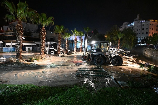Akşam saatlerinde etkili olan sağanak yağışın ardından meydana gelen sel felaketinde hayatını kaybeden 2 kişinin kimliği belirlendi.