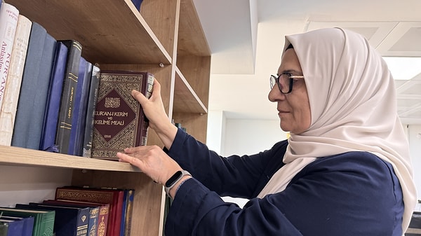 Torununun okulda arkadaşlarına “Anneannem üniversite okuyor” dediğinde aldığı tepkiler ise Koç’u hem duygulandırdı hem de gülümsetti.