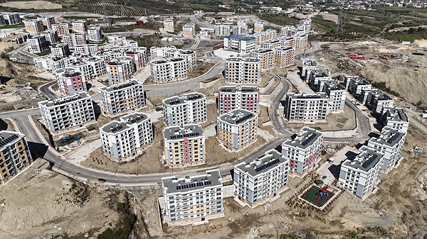 Bu gelişmelerin etkisiyle özellikle TOKİ konutlarının bulunduğu bölgelerde fiyatlar dikkat çekici şekilde geriledi.