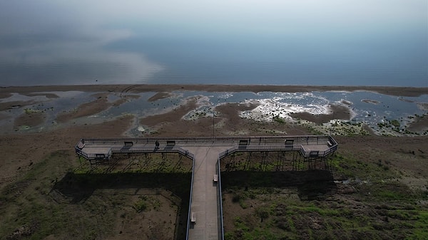 Bursa’nın Orhangazi ilçesi kıyısında bulunan İznik Gölü’nde yaşanan su çekilmesi bölge halkını tedirgin etti.