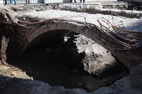 Yol yapım çalışmaları sırasında tarihi köprü keşfedildi.