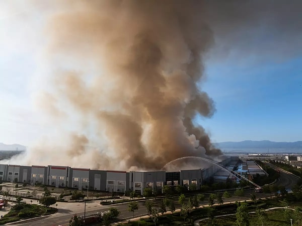 ABD’nin Ontario kentinde bulunan Kimberly-Clark dağıtım merkezinde çıkan büyük yangın, tesisin tamamen kullanılamaz hale gelmesine yol açtı.