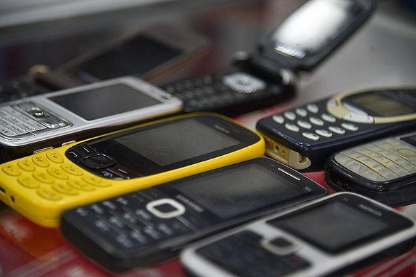 Bakımı yapılmayan ve doğru saklanmayan eski akıllı telefonlar ciddi riskler barındırıyor.