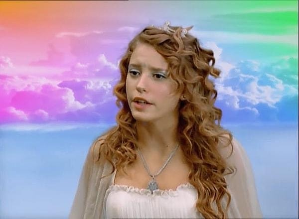 Serenay Sarıkaya’nın televizyon kariyerine başladığı Peri Masalı dizisinden bir sahne yeniden ortaya çıktı.