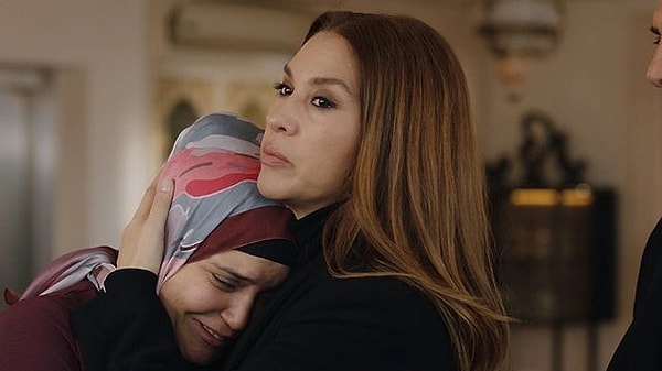 Show TV'nin cuma akşamlarına damga vuran dizisi Kızılcık Şerbeti yeni sezon onayı aldı.