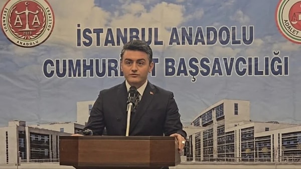 İstanbul Cumhuriyet Başsavcısı Fatih Dönmez adliye muhabirleriyle bir araya geldi. Dönmez, Başsavcılığın yürüttüğü soruşturmalarla ilgili dikkat çeken açıklamalarda bulundu...
