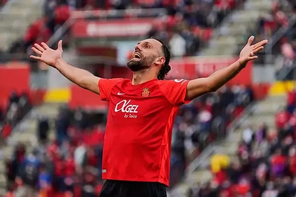 4 dakikada iki gol attı.