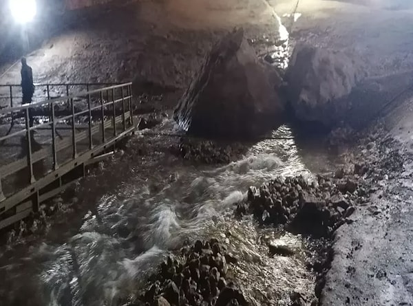 Mersin’in Silifke ilçesinde bulunan ve Türkiye’nin en önemli jeolojik oluşumları arasında gösterilen Cennet Mağarası, tam 13 yıl aradan sonra yeniden su ile buluştu.