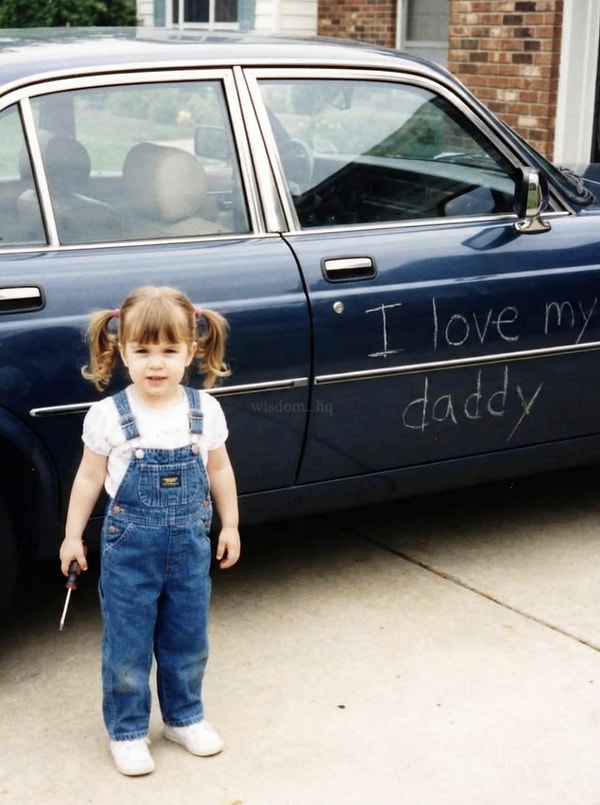 Paylaşımda yer alan ve 3-4 yaşlarına ait olduğunu düşündüğümüz bir çocukluk fotoğrafında, “I love my daddy” yazması ise dikkatlerden kaçmadı.