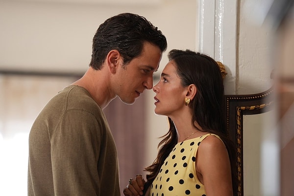 According to an exclusive report by journalist Akif Yaman, it has been alleged that Selahattin Paşalı cheated on his spouse with his co-star Hafsanur Sancaktutan from the "Kıskanmak" project.