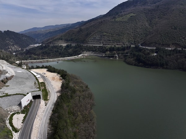 Son yağışlarla birlikte tam kapasiteye ulaşan Doğancı Barajı'nda, su seviyesinin kontrol altında tutulması amacıyla tahliye kapakları açıldı.
