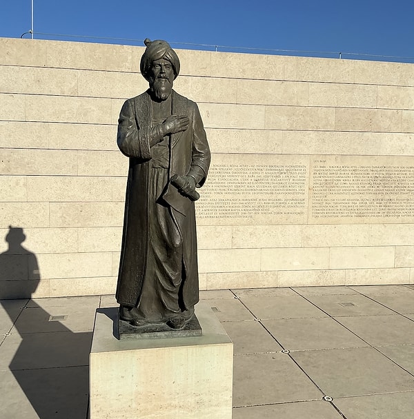 Biraz ileride Gül Baba Türbesi.