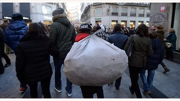 İspanya’daki azınlık hükümeti, ülkede yasal statüsü bulunmayan 500 bini aşkın göçmen için tarihi bir düzenlemeyi hayata geçirdi.