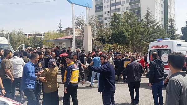 Kahramanmaraş'ın Onikişubat ilçesinde bir ortaokulda meydana gelen silahlı saldırıda 1'i öğretmen 4 kişi hayatını kaybetti, 20 kişi yaralandı.